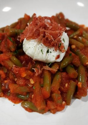 Una foto de Judías tiernas con tomate y huevo poché