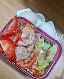 Salad và trứng luộc (rất dễ)