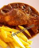 Conejo guisado con patatas fritas y champiñones