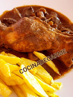 Una foto de Conejo guisado con patatas fritas y champiñones