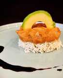 Tartar saludable: salmón con salsa Perrins, soja, mostaza de Dijon y arroz con polvo de hierbabuena