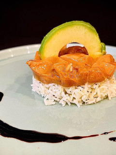 Una foto de Tartar saludable: salmón con salsa Perrins, soja, mostaza de Dijon y arroz con polvo de hierbabuena
