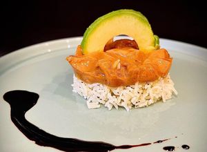 Foto principal de Tartar saludable: salmón con salsa Perrins, soja, mostaza de Dijon y arroz con polvo de hierbabuena