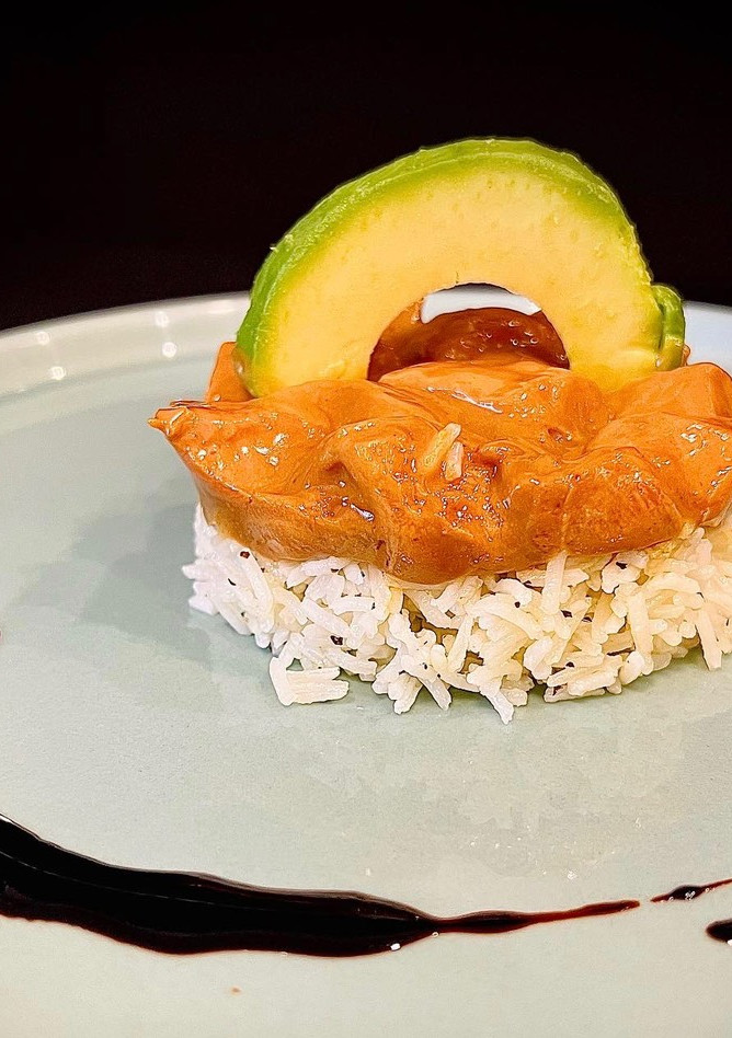 Una foto de Tartar saludable: salmón con salsa Perrins, soja, mostaza de Dijon y arroz con polvo de hierbabuena