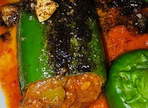 Una foto de Pimiento relleno de rape y gambas langostineras