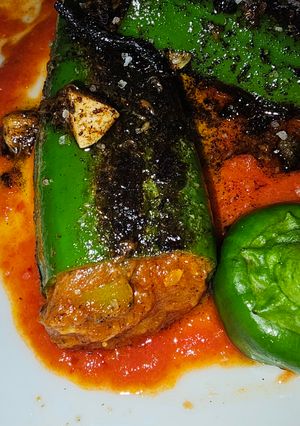 Una foto de Pimiento relleno de rape y gambas langostineras