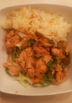 Una foto de Bol de calabacín con pollo a la plancha y arroz con zanahoria