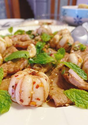 รูปของ ราชินีเริงน้ำตก 💃Beauty & the beast salad 👸 🦁 / น้ำตกมังคุดหมูปิ้ง