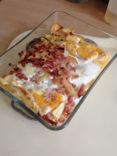 Una foto de Patatas con bacon, cebolla y huevo