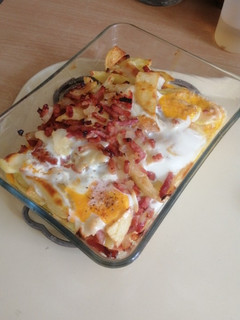 Una foto de Patatas con bacon, cebolla y huevo