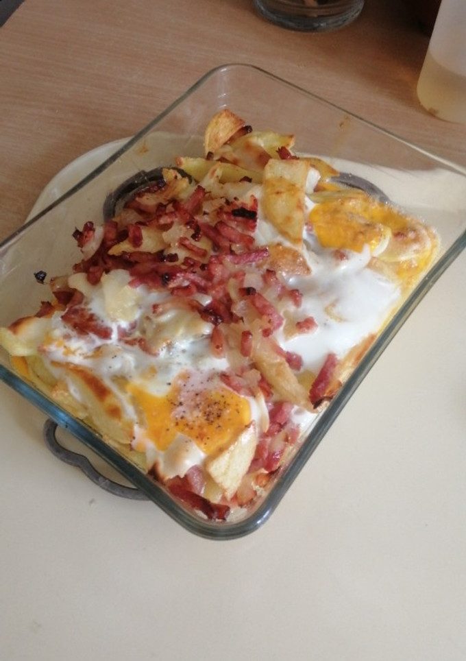 Una foto de Patatas con bacon, cebolla y huevo