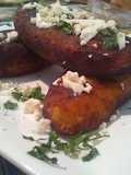 Molotes de plátano con caraotas negras y queso