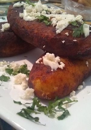 Una foto de Molotes de plátano con caraotas negras y queso