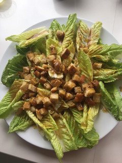 Una foto de 🥗 ENSALADA CÉSAR 🥬 🤤🥙