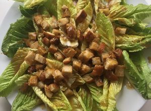 Una foto de 🥗 ENSALADA CÉSAR 🥬 🤤🥙
