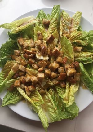 Una foto de 🥗 ENSALADA CÉSAR 🥬 🤤🥙
