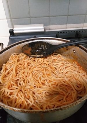 Una foto de Espagueti rojo