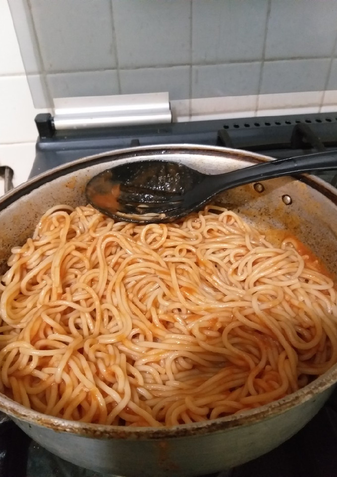 Una foto de Espagueti rojo