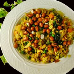 A picture of Upma with puffed rice and colorful veggies.