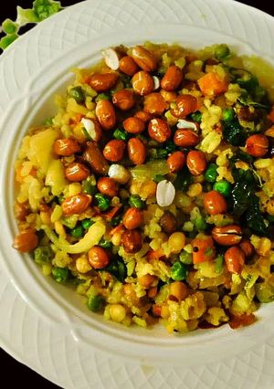 A picture of Upma with puffed rice and colorful veggies.