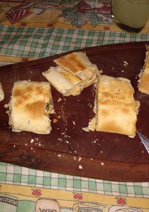 Una foto de Pan relleno de pollo y tres quesos