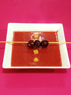 Una foto de Gazpacho de cerezas 🍒