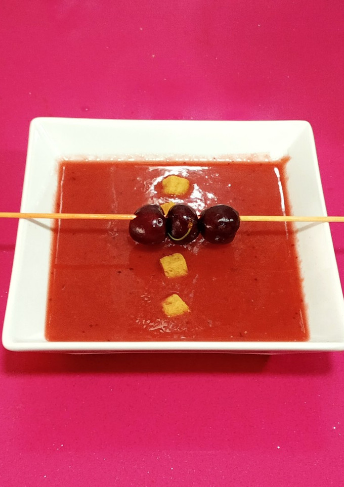 Una foto de Gazpacho de cerezas 🍒