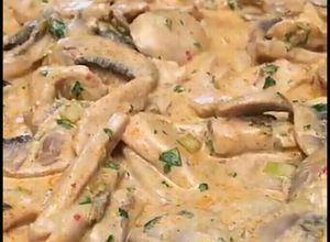 Tejszínes csirkemell gombával recept fotója