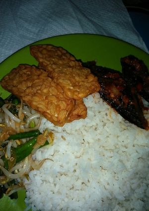 Foto resep Nasi Ikan tongkol balado Tumis toge kacang panjang dan tempe goreng