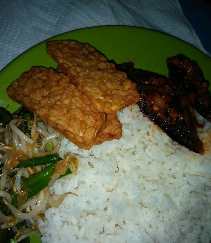 Foto resep Nasi Ikan tongkol balado Tumis toge kacang panjang dan tempe goreng