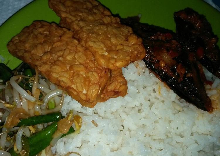Resep Nasi Ikan tongkol balado Tumis toge kacang panjang dan tempe goreng, Praktis
