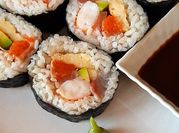 Una foto de sushi maki