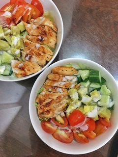 Hình của món Salad ức gà áp chảo.