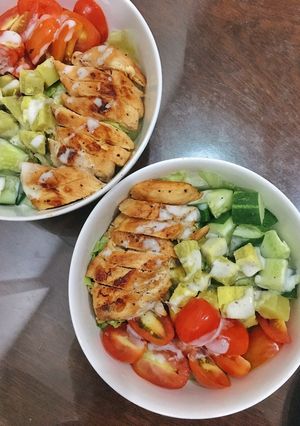 Hình của món Salad ức gà áp chảo.