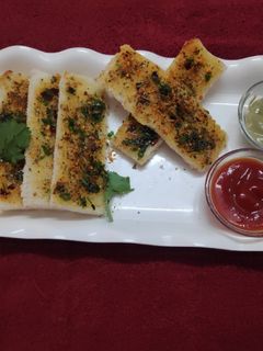ચીલી ગાર્લિક બ્રેડ સ્ટીક (Chili Garlic Bread Stick Recipe In Gujarati) રેસીપી મુખ્ય ફોટો