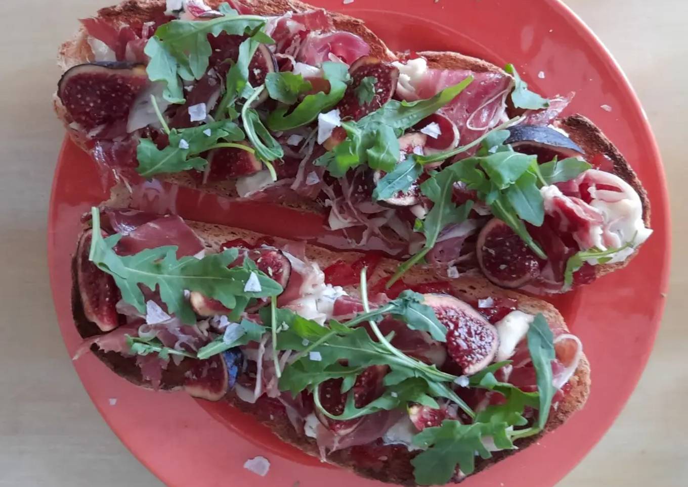 Torrada de higos, gorgonzola, jamón y mermelada de tomate