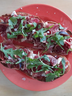 Una foto de Torrada de higos, gorgonzola, jamón y mermelada de tomate
