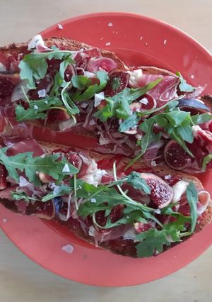 Una foto de Torrada de higos, gorgonzola, jamón y mermelada de tomate