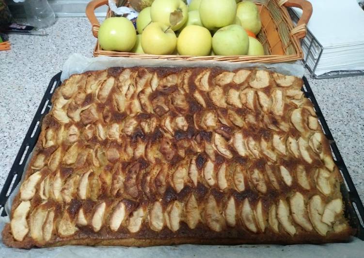 Tarta de manzana con base de bizcocho