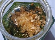 Una foto de pesto con mani