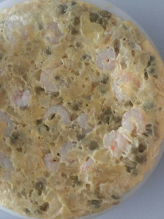 Una foto de Tortilla de Patatas Guisantes y Gambas