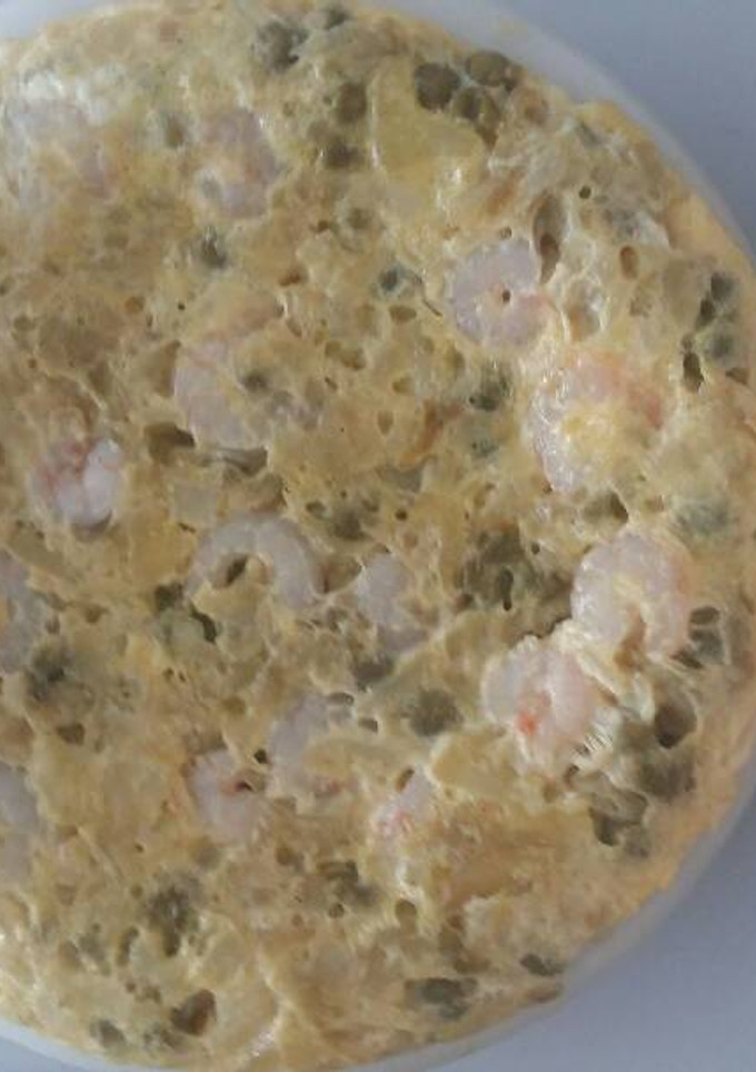 Una foto de Tortilla de Patatas Guisantes y Gambas
