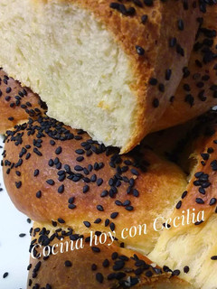 Una foto de Trenza de queso cheddar y semillas de amapola
