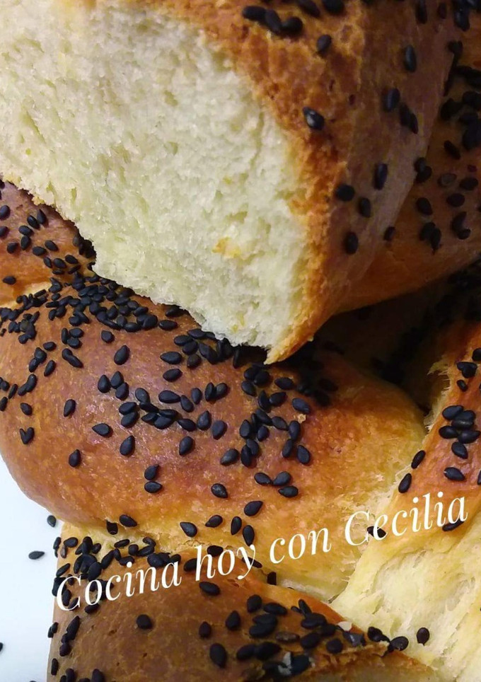 Una foto de Trenza de queso cheddar y semillas de amapola