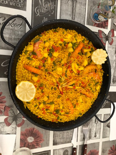 Una foto de Paella de cigalas gambones almejas y sepia