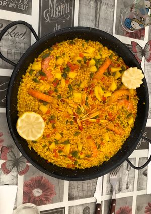 Una foto de Paella de cigalas gambones almejas y sepia