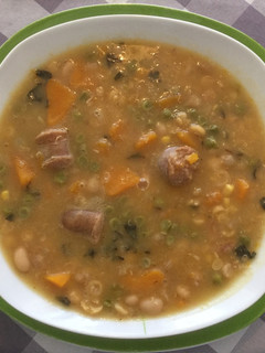 Una foto de Sopa de legumbres variadas con longaniza
