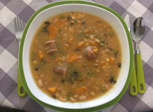 Una foto de Sopa de legumbres variadas con longaniza