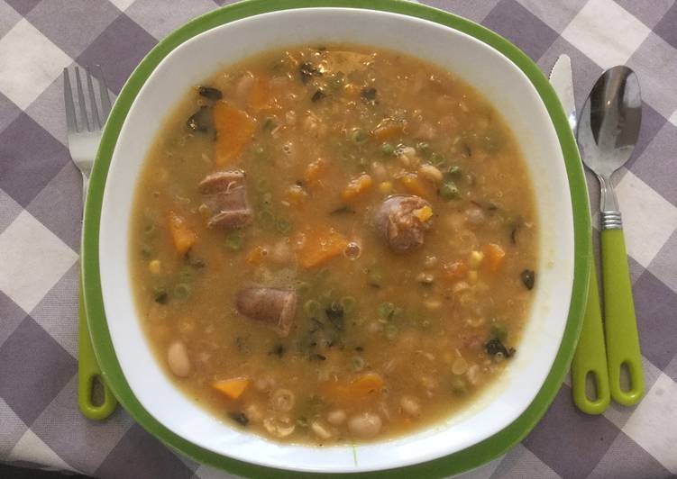 Sopa de legumbres variadas con longaniza