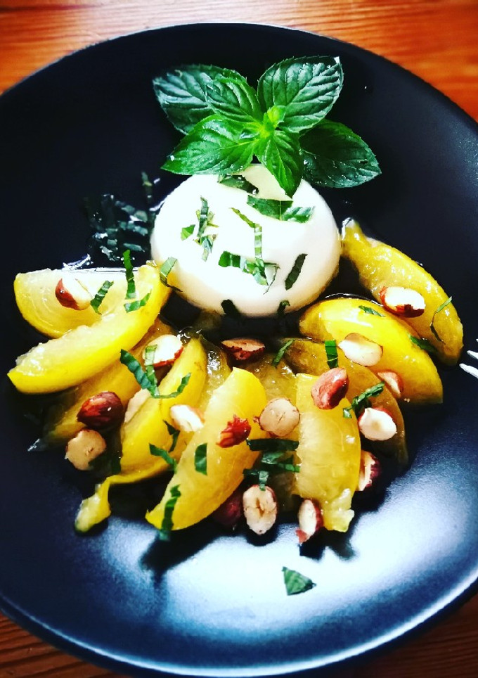 Una foto de Queso fresco Burgos de Arias con fruta fresca y seca